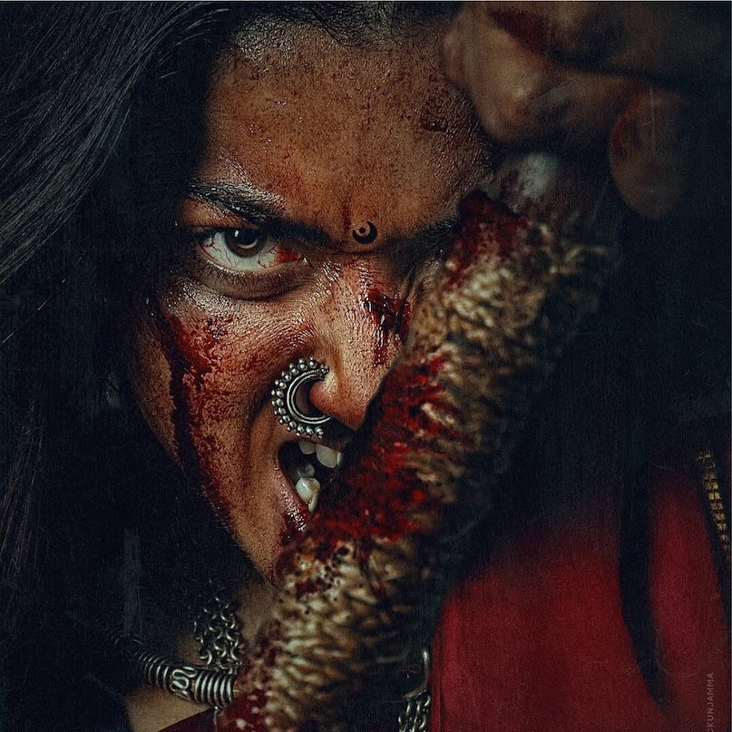 Mysaa: Mysaa presents Rashmika Mandanna as a fierce Gond warrior in what is being described as one of the most transformative performances of her career. Raw and battle-scarred, she appears in striking tribal attire, accentuated by a crescent moon-shaped bindi that adds depth to her powerful look. Directed by debutant Rawindra Pulle, this intense action thriller explores the rich heritage and culture of the Gond tribes. Rashmika has described the role as “a version of me I’d never met before,” while the film’s first glimpse has already earned praise from fans and industry insiders alike. Mysaa: Mysaa presents Rashmika Mandanna as a fierce Gond warrior in what is being described as one of the most transformative performances of her career. Raw and battle-scarred, she appears in striking tribal attire, accentuated by a crescent moon-shaped bindi that adds depth to her powerful look. Directed by debutant Rawindra Pulle, this intense action thriller explores the rich heritage and culture of the Gond tribes. Rashmika has described the role as “a version of me I’d never met before,” while the film’s first glimpse has already earned praise from fans and industry insiders alike.