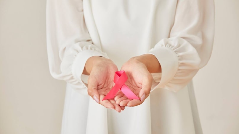 ত্বকের পরিবর্তন: ত্বকের পরিবর্তন, যেমন ডিম্পলিং, পাকারিং, বা কমলার খোসার মতো টেক্সচার, সম্পর্কিত। এই শারীরিক পরিবর্তনগুলি প্রায়শই প্রদাহ বা অন্তর্নিহিত টিস্যুর পরিবর্তনগুলি নির্দেশ করে যার অন্তর্নিহিত কারণ এবং তীব্রতা সঠিকভাবে নির্ণয় করার জন্য অবিলম্বে চিকিৎসার প্রয়োজন হয়। (ছবি: এক্স)