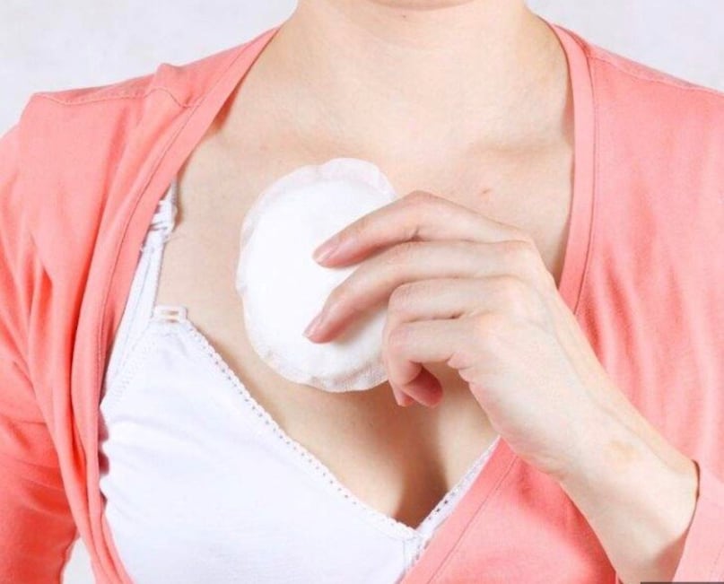   স্তনবৃন্ত নিঃসরণ: কোনো ব্যাখ্যাহীন স্তনের স্রাব—বিশেষ করে যদি তা রক্তাক্ত, পরিষ্কার বা চেপে না ধরেই হয়—তা পরীক্ষা করা প্রয়োজন। যদিও স্রাব বিভিন্ন সৌম্য সমস্যার কারণে হতে পারে, এটি একটি উপসর্গ হিসাবে রয়ে গেছে যা কার্যকরভাবে আরও গুরুতর স্বাস্থ্যের অবস্থাকে বাতিল করার জন্য পেশাদার স্ক্রীনিং দাবি করে।