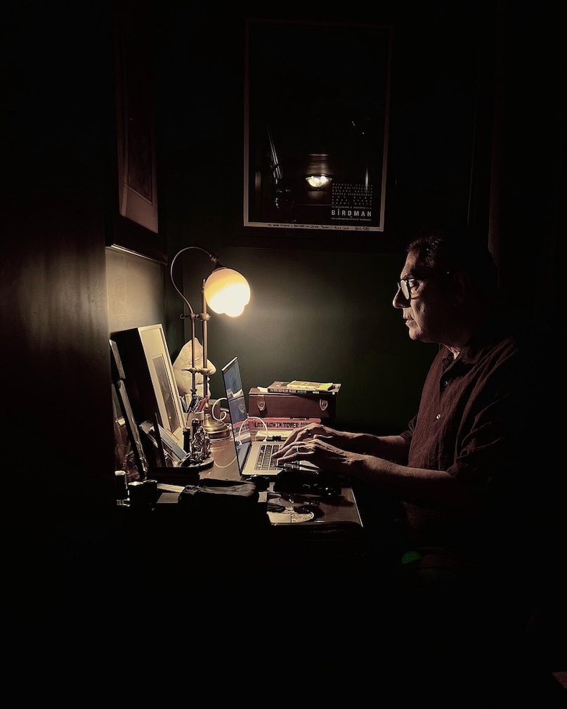 नई दिल्ली.बोमन ईरानी ने आंखों में सपने लिए 41 साल की उम्र में अपने एक्टिंग करियर की शुरुआत की थी. आज वो बॉलीवुड के सबसे सफल और मंझे हुए कलाकारों में गिने जाते हैं. डेब्यू फिल्म ‘मुन्नाभाई एमबीबीएस’ की रिलीज का किस्सा साझा करते हुए उन्होंने कहा था कि वो थिएटर्स के बाहर खड़े थे ताकि वो देख सकें कि लोग उन्हें पहचान रहे हैं या नहीं. 