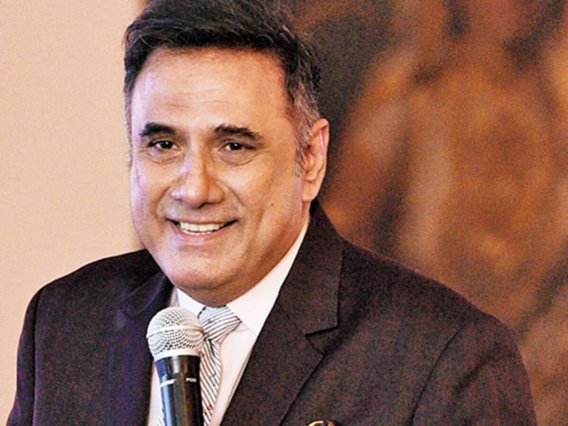 बहुत कम लोग जानते हैं कि अभिनय की दुनिया में आने से पहले बोमन ईरानी ने बिल्कुल अलग राह चुनी थी. उन्होंने मुंबई के मीठीबाई कॉलेज से वेटर का कोर्स किया था, जिसके बाद उन्हें प्रतिष्ठित ताज पैलेस में काम करने का मौका मिला. वहां वह रूम सर्विस और मेहमानों की देखभाल से जुड़ी जिम्मेदारियां निभाते थे.