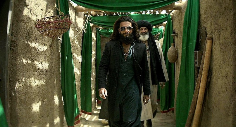 हर ओटीटी प्लेटफॉर्म धुंरधर 2 के राइट्स खरीदने की दौड़ में शामिल होना चाहता है. पहली फिल्म में रणवीर सिंह, सारा अर्जुन, संजय दत्त, अर्जुन रामपाल ने अहम किरदार अदा किया था. धुरंधर की ताबड़तोड़ कमाई के बाद नेटफ्लिक्स ने इसके राइट्स खरीदे.