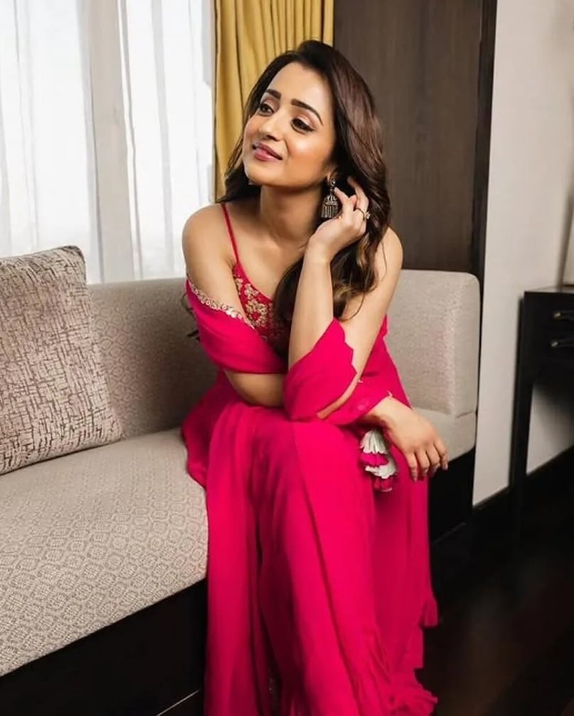 उन्होंने कई बड़े सितारों के साथ काम किया है और कई यादगार फिल्मों में नजर आई हैं. इनमें Ghilli, Vinnaithaandi Varuvaayaa और Ponniyin Selvan: I जैसी फिल्में शामिल हैं. इन फिल्मों ने उनकी लोकप्रियता को नई ऊंचाई दी. उन्होंने कई बड़े सितारों के साथ काम किया है और कई यादगार फिल्मों में नजर आई हैं. इनमें Ghilli, Vinnaithaandi Varuvaayaa और Ponniyin Selvan: I जैसी फिल्में शामिल हैं. इन फिल्मों ने उनकी लोकप्रियता को नई ऊंचाई दी.