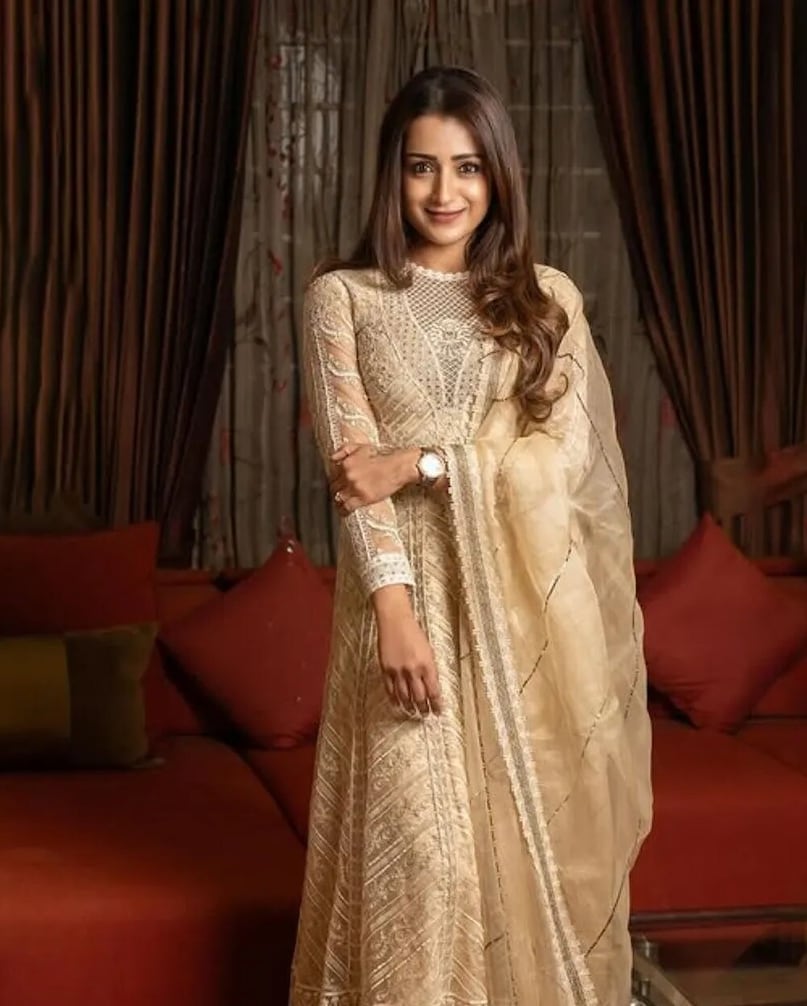 तृषा कृष्णन की संपत्ति में शानदार रियल एस्टेट भी शामिल है. उनका मुख्य घर चेन्नई के एक बेहद पॉश इलाके में स्थित है, जिसकी कीमत करीब 7 करोड़ रुपये बताई जाती है. यह इलाका फिल्मी सितारों और बड़े बिजनेसमैन का पसंदीदा माना जाता है. तृषा कृष्णन की संपत्ति में शानदार रियल एस्टेट भी शामिल है. उनका मुख्य घर चेन्नई के एक बेहद पॉश इलाके में स्थित है, जिसकी कीमत करीब 7 करोड़ रुपये बताई जाती है. यह इलाका फिल्मी सितारों और बड़े बिजनेसमैन का पसंदीदा माना जाता है.