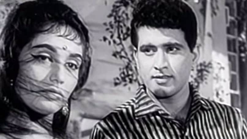 The song was composed by legendary music director Madan Mohan, whose soulful compositions were known for their emotional depth. But when the track was first presented, the film’s director Raj Khosla reportedly did not like it. Surprisingly, even the film’s lead actor Manoj Kumar had not heard the song initially.