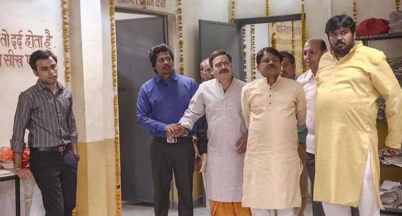 पंचायत: एक्टर जीतेंद्र, नीना गुप्ता, रघुवीर यादव के शो पंचायत का नाम वेब सीरीज की दुनिया में अमर हो गया है. 4 सीजन वाले इस शो की गिनती अब क्लासिक में होने लगी है. फुलेरा गांव की सादगी भरी कहानी ने दर्शकों का दिल जीत लिया था. इसमें कॉमेडी के साथ-साथ ह्यूमन इमोशन्स को बखूबी दर्शाया गया है. पंचायत की आईएमडीबी रेटिंग 9 है.