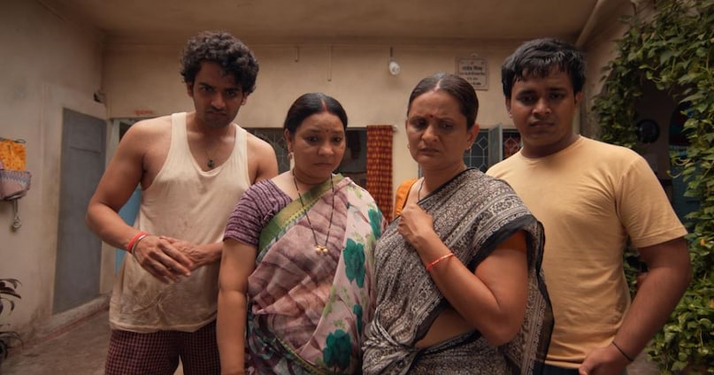 गुल्लक: मिश्रा परिवार के इर्द-गिर्द घूमती यह सीरीज नॉर्थ इंडियन मिडिल क्लास की कहानी है. इस कहानी से हर मिडिल क्लास परिवार ने खूब रिलेट किया था. ‘गुल्लक’ जिंदगी की 'छोटी बचतों' का जश्न मनाती है. सीरीज सिर्फ पैसे की नहीं, बल्कि उन छोटे-छोटे कीमती पलों की, जो परिवार में नोकझोंक और प्यार के साथ बीतते हैं. इस शो की रेटिंग 9.1 है.