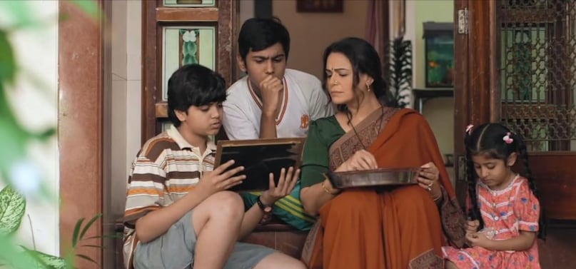 ये मेरी फैमिली: दर्शकों को 1998 की गर्मियों में ले जाने वाली यह सीरीज एक 12 साल के लड़के की नजरों से दिखाई गई है. यह इंटरनेट से पहले के बचपन की असली झलक दिखाती है, जिसमें स्कूल की क्रश, सख्त मां और परिवार का जादू शामिल है. 