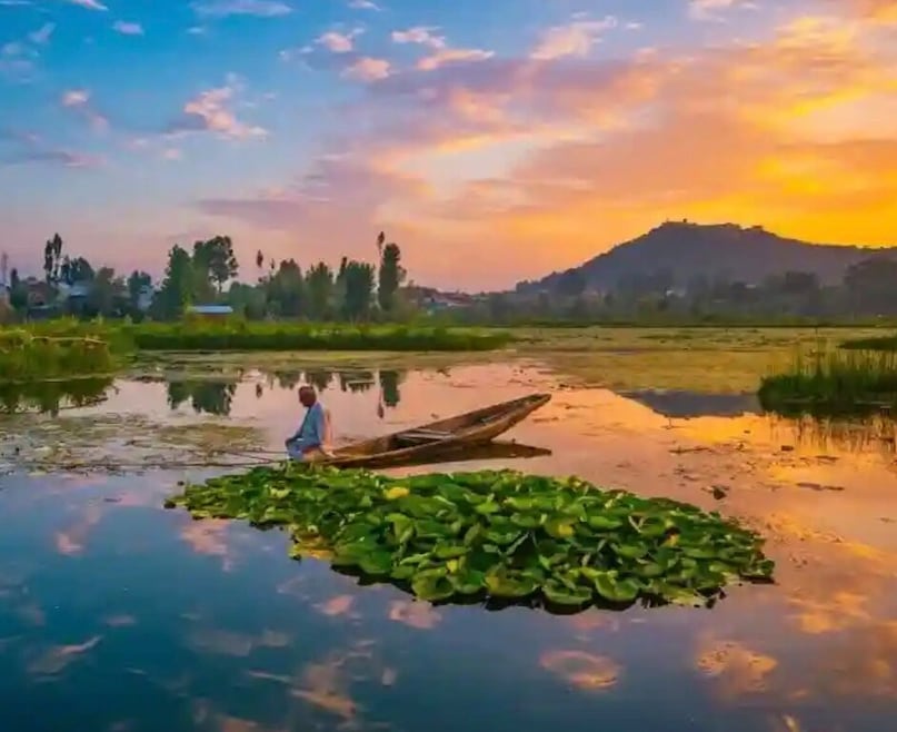 Nigeen Lake (Srinagar): Often considered the "quiet sibling" of Dal Lake, Nigeen is perfect if you want a more peaceful experience. It is surrounded by majestic chinar trees and offers a clearer view of the Hari Parbat fort. It’s much cleaner and less crowded than Dal Lake. Nigeen Lake (Srinagar): Often considered the "quiet sibling" of Dal Lake, Nigeen is perfect if you want a more peaceful experience. It is surrounded by majestic chinar trees and offers a clearer view of the Hari Parbat fort. It’s much cleaner and less crowded than Dal Lake.