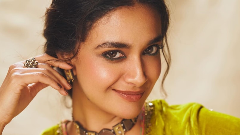 इस सूची में नेशनल अवॉर्ड विजेता कीर्ति सुरेश भी हैं, जिनका काम तमिल, तेलुगू और मलयालम सिनेमा में खूब सराहा गया है और उन्हें बड़ी लोकप्रियता मिली है. 'महानटी' में उनके शानदार अभिनय ने उन्हें एक पावरहाउस परफॉर्मर के रूप में स्थापित कर दिया. इस फिल्म के लिए उन्हें नेशनल अवॉर्ड मिला था. कीर्ति सुरेश ने वरुण धवन के साथ बेबी जॉन से बॉलीवुड डेब्यू किया. पहली हिंदी फिल्म में उनके काम को काफी सराहा गया. इस सूची में नेशनल अवॉर्ड विजेता कीर्ति सुरेश भी हैं, जिनका काम तमिल, तेलुगू और मलयालम सिनेमा में खूब सराहा गया है और उन्हें बड़ी लोकप्रियता मिली है. 'महानटी' में उनके शानदार अभिनय ने उन्हें एक पावरहाउस परफॉर्मर के रूप में स्थापित कर दिया. इस फिल्म के लिए उन्हें नेशनल अवॉर्ड मिला था. कीर्ति सुरेश ने वरुण धवन के साथ बेबी जॉन से बॉलीवुड डेब्यू किया. पहली हिंदी फिल्म में उनके काम को काफी सराहा गया.