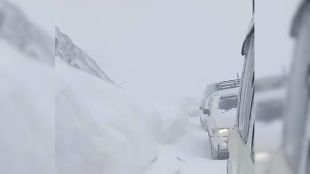 Heavy Snowfall: सिंथन टॉप पर भारी बर्फबारी में फंसी दर्जनों गाड़ियां, सेना का रेस्क्यू ऑपरेशन