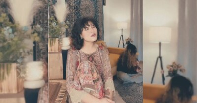 Girl's Melodious 'Andaaz-E-Karam' with Friend's Guitar Goes Viral