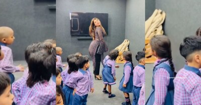 मैडम जी ने 'चूहे को बुखार है' गाने पर बच्चों को कराया डांस, क्लास में छाई खुशी.