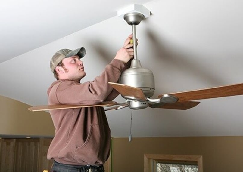 पंखा खडखडाट आवाज का करतो? : पंख्याच्या आवाजाची अनेक कारणे आहेत. सर्वात सामान्य कारणे म्हणजे सैल स्क्रू, वाकलेले ब्लेड किंवा मोटरमधील घर्षण. धूळ साचणे आणि दीर्घकाळ साफसफाईचा अभाव यामुळे देखील आवाज येऊ शकतो. कधीकधी, पंख्याचे संतुलन बिघडते, ज्यामुळे कंपन आणि खडखडाट आवाज होतो. म्हणून, या आवाजाकडे दुर्लक्ष करू नये.