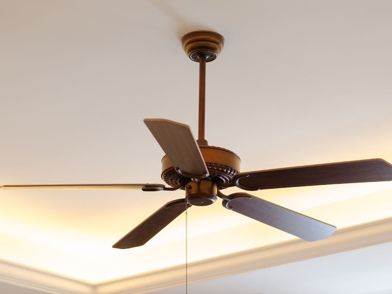 ब्लेडची स्वच्छता आणि बॅलेन्स आवश्यक : धूल आणि घाण जमा झाल्यानेही पंख्याची ब्लेड बॅलेन्स खराब होते. अशावेळी ब्लेडला कोरड्या किंवा हलक्या ओल्या कपड्याने स्वच्छ करता. एखादी ब्लेड थोडी वाकलेली असेल तर हळूच सरळ करा. बॅलेन्स योग्य झाल्यावर कंपन कमी होते आणि आवाज आपोआप बंद होतो. हे मेंटेंनेंस काही महिन्यांत करणे फायदेशीर ठरते.