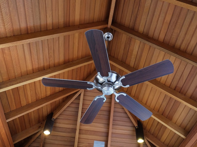 मोटरमध्ये ऑयलिंगची आवश्यकता समजून घ्या : जुन्या पंख्यांमध्ये मोटरच्या आत ऑइल सुकल्याने घर्षण वाढते. यामुळे कट-कट किंवा खट-खट असा पंख्याचा आवाज येतो. अशावेळी योग्य ग्रेडचा लुब्रिकेंट किंवा मशीन ऑइल टाकणे फायदेशीर ठरते. पण तुम्हाला अनुभव नसेल तर टेक्निशियनची मदत घेणं फायदेशीर ठरेल. जेणेकरुन मोटरला नुकसान पोहोचणार नाही.