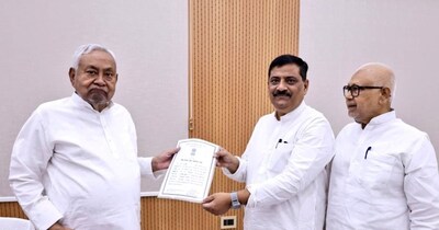 संजय झा ने CM नीतीश को सौंपा राज्यसभा सर्टिफिकेट, तस्वीरें वायरल!