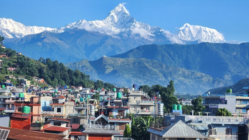 चितवन: चितवन अपनी प्राकृतिक सुंदरता और जंगल सफारी के कारण पर्यटकों के बीच बेहद लोकप्रिय है. यहां वन्यजीवों को करीब से देखने का अवसर मिलता है.