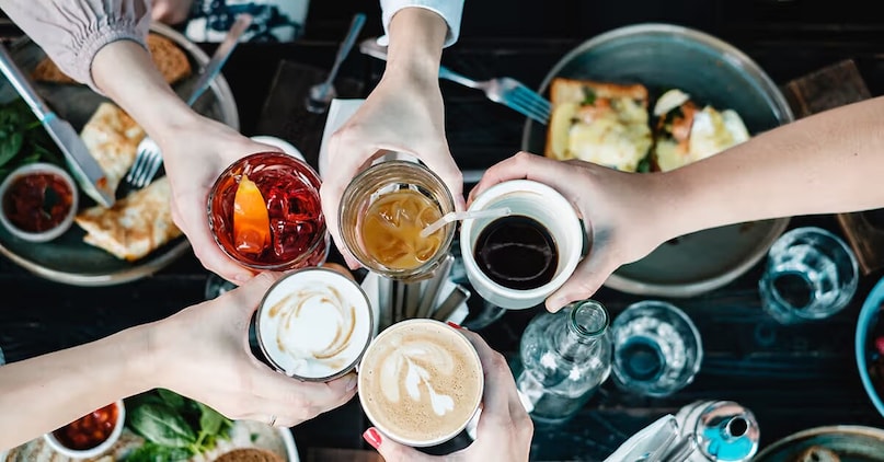 हेल्थ एक्सपर्ट ने कहा कि एनर्जी ड्रिंक्स को युवाओं को क्षमता बढ़ाने और थकान दूर करने वाले पेय पदार्थों के रूप में आक्रामक रूप से बेचा जा रहा है. हालांकि, इन पेय पदार्थों में अक्सर कैफीन की मात्रा अनुशंसित दैनिक सीमा से कहीं ज्यादा होती है, साथ ही इनमें टॉरिन और हर्बल उत्तेजक जैसे पदार्थ भी होते हैं, जिन्हें लिवर को पचाना पड़ता है. समय के साथ, यह जैव-रासायनिक अतिभार लिवर के कार्य को बाधित कर सकता है.