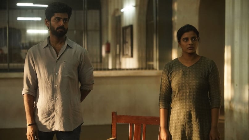 इसी दौरान एक किशोरी अचानक लापता हो जाती है, और जांच शुरू होते ही गांव के कई छिपे हुए राज सामने आने लगते हैं. परंपरा और आधुनिक अपराध की कहानी को जोड़ते हुए यह सीरीज हर मोड़ पर सस्पेंस बनाए रखती है. ऐश्वर्या राजेश, श्रिया रेड्डी और काथिर इसमें अहम भूमिकाओं में हैं. इसे आईएमडीबी पर 8.1 रेटिंग मिली है और यह अमेजन प्राइम पर उपलब्ध है.