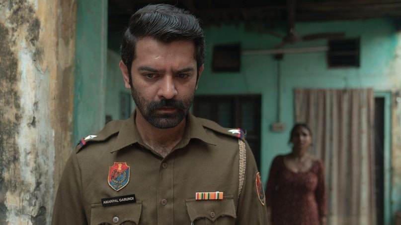 कोहरा: पंजाब के ग्रामीण परिवेश में सेट यह एक डार्क मर्डर मिस्ट्री है. शादी से ठीक पहले एक एनआरआई दूल्हे की हत्या हो जाती है, जिसके बाद दो पुलिस अधिकारी जांच में जुटते हैं. जैसे-जैसे केस आगे बढ़ता है, कई पुराने राज और सच्चाइयां सामने आती हैं. बरुण सोबती और सुविंदर विक्की ने इसमें दमदार अभिनय किया है. यह नेटफ्लिक्स पर उपलब्ध है.