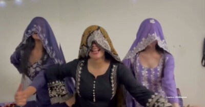 घूंघट ओढ़ देसी गाने पर लड़कियों का जबरदस्त डांस, ठुमकों ने लूटा लोगों का दिल