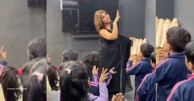 काली साड़ी में मैडम जी ने बच्चों को 'बरसो रे मेघा' पर नचाया, क्लास में झूमे बच्चे!