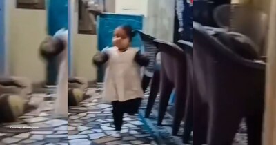 शीत लहर गाना सुनते ही दौड़ी आई 3 साल की बच्ची, घूंघट ओढ़ मटकाने लगी कमर. मासूमियत ने जीता दिल.