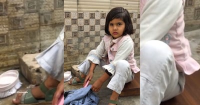 नन्ही बच्ची का गुस्सा: कपड़े धोते देख हो जाएंगे मुस्कुराने को मजबूर.