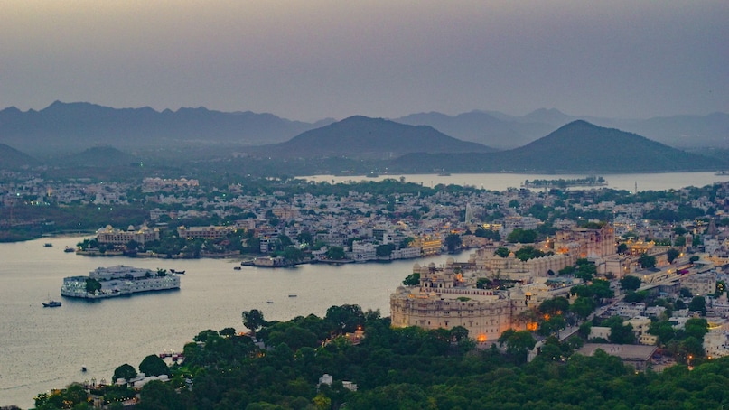 Udaipur, Rajasthan: Before the summer heat intensifies, Udaipur’s Lake Pichola reflects the shimmering white marble of the City Palace under a clear spring sky. The vibrant bougainvillea draping over heritage havelis and the colorful folk-art-filled streets of the old city provide an explosion of regal, warm-toned colors for your lens. Udaipur, Rajasthan: Before the summer heat intensifies, Udaipur’s Lake Pichola reflects the shimmering white marble of the City Palace under a clear spring sky. The vibrant bougainvillea draping over heritage havelis and the colorful folk-art-filled streets of the old city provide an explosion of regal, warm-toned colors for your lens.