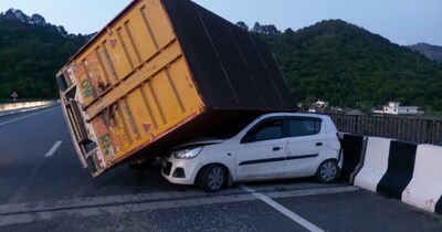 नौशहरा टनल के पास बेकाबू ट्रक ने दो कारों को रौंदा, कई घायल