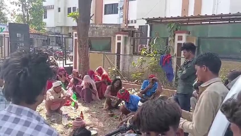 superstition in Gujarat, गुजरात में अंधविश्वास, Chhota Udepur superstition, छोटा उदयपुर अंधविश्वास घटना, faith healing in hospitals, अस्पताल में झाड़ फूंक, bhua ritual after death, मौत के बाद आत्म बुलाने की कोशिश, गुजरात समाचार, Gujarat News superstition in Gujarat, गुजरात में अंधविश्वास, Chhota Udepur superstition, छोटा उदयपुर अंधविश्वास घटना, faith healing in hospitals, अस्पताल में झाड़ फूंक, bhua ritual after death, मौत के बाद आत्म बुलाने की कोशिश, गुजरात समाचार, Gujarat News