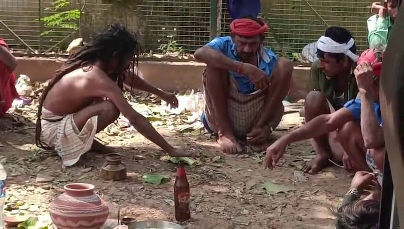 superstition in Gujarat, गुजरात में अंधविश्वास, Chhota Udepur superstition, छोटा उदयपुर अंधविश्वास घटना, faith healing in hospitals, अस्पताल में झाड़ फूंक, bhua ritual after death, मौत के बाद आत्म बुलाने की कोशिश, गुजरात समाचार, Gujarat News superstition in Gujarat, गुजरात में अंधविश्वास, Chhota Udepur superstition, छोटा उदयपुर अंधविश्वास घटना, faith healing in hospitals, अस्पताल में झाड़ फूंक, bhua ritual after death, मौत के बाद आत्म बुलाने की कोशिश, गुजरात समाचार, Gujarat News