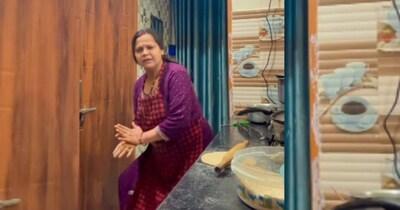 रोटी बनाना भूली आंटी ने 'पान की दुकान' पर लगाए ठुमके, घरवाले खाने का करते रहे इंतजार.