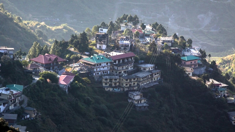 मसूरी: उत्तराखंड में स्थित मसूरी को अक्सर "पहाड़ियों की रानी" कहा जाता है. यह शहर देहरादून से लगभग 35 किलोमीटर की दूरी पर स्थित है और समुद्र तल से लगभग 2,000 मीटर की ऊंचाई पर बसा है. मसूरी अपनी हरी-भरी ऊंचाइयों, ठंडी जलवायु और शांत वातावरण के लिए प्रसिद्ध है.