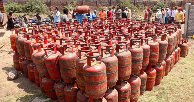 LPG Booking New Rule: LPG बुकिंग का नियम बदला, अब दूसरे सिलेंडर के लिए नहीं  करना होगा लंबा इंतजार - News18 हिंदी