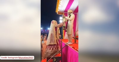 जयमाला के दौरान टूटा स्टेज, कपल जमीन में समाया, लेकिन वीडियो AI जनरेटेड है!