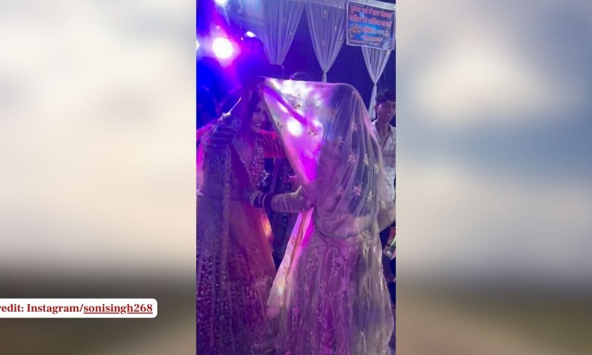 महिलाओं की भीड़ में आंटी जी ने किया गदर डांस, Lehriya Loot Ae Raja पर उड़ा दिया गर्दा!