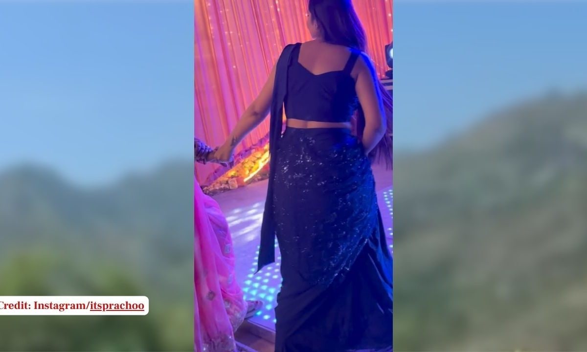 काले सूट में बेटी और साड़ी में मां का गजब डांस, जुगलबंदी देख लोग कर रहे तारीफ, हर तरफ है चर्चा!