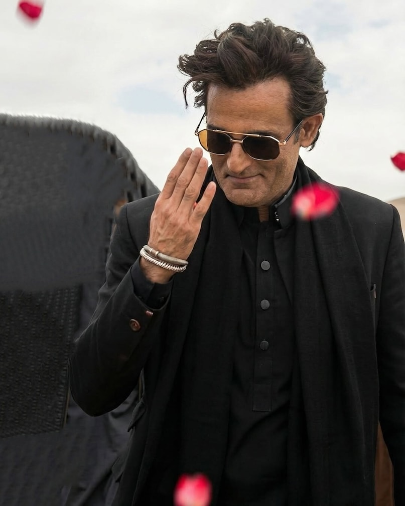 अक्षय खन्ना के लिए पिछला साल बेहद खास रहा. साल 2025 की शुरुआत में अक्षय खन्ना ‘छावा’ में विलेन के रोल में नजर आए थे. इस रोल में अपने शानदार अभिनय से उन्होंने दर्शकों और क्रिटिक्स पर जबरदस्त असर छोड़ा था. ‘छावा’ में अक्षय खन्ना के अभिनय की हर तरफ जमकर तारीफ हुई थी और साल के अंत में ‘धुरंधर’ में धमाकेदार रोल से उन्होंने धुंआ उड़ा दिया. अक्षय खन्ना के लिए पिछला साल बेहद खास रहा. साल 2025 की शुरुआत में अक्षय खन्ना ‘छावा’ में विलेन के रोल में नजर आए थे. इस रोल में अपने शानदार अभिनय से उन्होंने दर्शकों और क्रिटिक्स पर जबरदस्त असर छोड़ा था. ‘छावा’ में अक्षय खन्ना के अभिनय की हर तरफ जमकर तारीफ हुई थी और साल के अंत में ‘धुरंधर’ में धमाकेदार रोल से उन्होंने धुंआ उड़ा दिया.