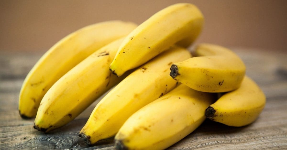 केला खाकर तुरंत पानी पीते हैं आप? जान लें ये चौंकाने वाला सच, वरना…