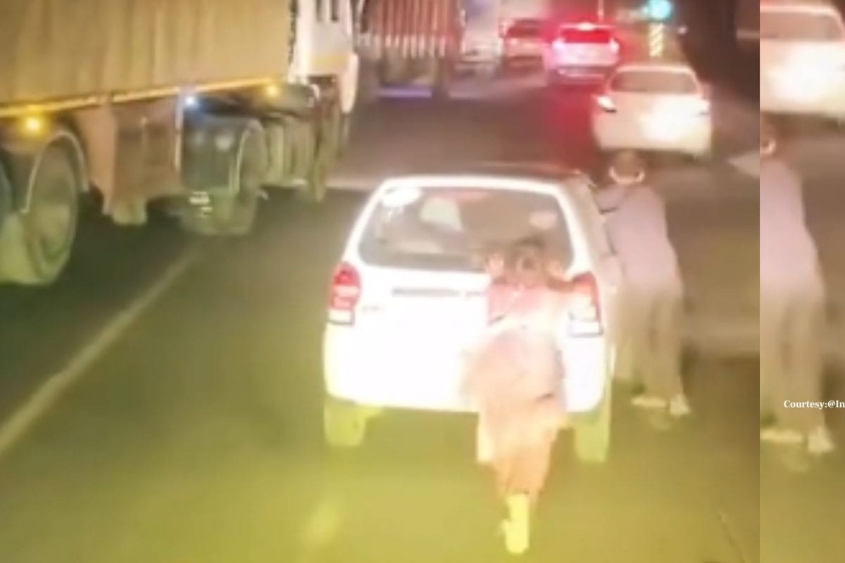 बीच सड़क पर दिखा सच्चा प्यार,पति की मदद के लिए पत्नी ने लगाया कार को धक्का, दिल छू लेगा वीडियो!