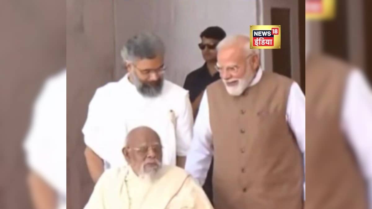 VIDEO: PM मोदी का ये अंदाज दिल जीत लेगा! व्हीलचेयर पर बैठे संत के लिए जो किया… देखिए