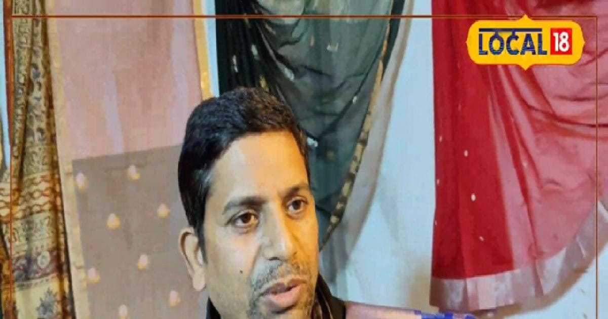 पुश्तैनी काम को आगे बढ़ा रहे अनिल, हाथ से तैयार करते 50 हजार की साड़ी