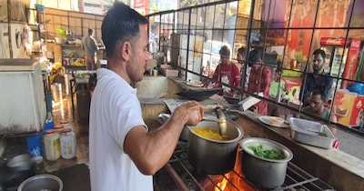 होटल संचालक लकड़ी के चूल्हे पर खाना बना रहे हैं.