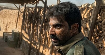 नई दिल्ली. 27 साल के लंबे इंतजार के बाद जब सन्नी देओल ने 'बॉर्डर' पर दहाड़ लगाई, तो बॉक्स ऑफिस पर सुनामी आ गई. 'बॉर्डर 2' ने न केवल अपनी विरासत को संभाला, बल्कि कमाई के मामले में भी झंडे गाड़ दिए. 23 जनवरी 2026 को रिलीज हुई इस फिल्म ने सिनेमाघरों में धूम मचा दी. अब यह फिल्म ओटीटी पर दस्तक दे चुकी है और रिलीज होते ही नंबर 1 पर ट्रेंड कर रही है. नई दिल्ली. 27 साल के लंबे इंतजार के बाद जब सन्नी देओल ने 'बॉर्डर' पर दहाड़ लगाई, तो बॉक्स ऑफिस पर सुनामी आ गई. 'बॉर्डर 2' ने न केवल अपनी विरासत को संभाला, बल्कि कमाई के मामले में भी झंडे गाड़ दिए. 23 जनवरी 2026 को रिलीज हुई इस फिल्म ने सिनेमाघरों में धूम मचा दी. अब यह फिल्म ओटीटी पर दस्तक दे चुकी है और रिलीज होते ही नंबर 1 पर ट्रेंड कर रही है. 