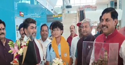 मुख्यमंत्री मोहन यादव ने क्रिकेटर अनुष्का शर्मा का स्वागत किया.