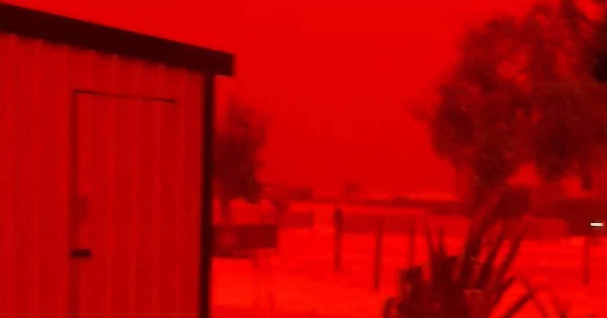 ऑस्ट्रेलिया में खून की तरह लाल हो गया आसमान, क्या कयामत की है आहट?