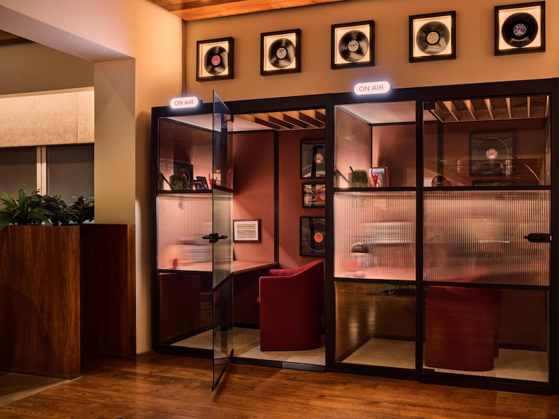 Virgin Atlantic Clubhouse, Heathrow Airport Lounge, London Airport, Airport Lounge, Airport Spa, Royal Box VIP Lounge, Airport Cinema, Airport News, Aviation News, वर्जिन अटलांटिक क्लबहाउस, हीथ्रो एयरपोर्ट लाउंज, लंदन एयरपोर्ट, एयरपोर्ट लाउंज, एयरपोर्ट स्पा, रॉयल बॉक्स VIP लाउंज, एयरपोर्ट सिनेमा, एयरपोर्ट समाचार, विमानन समाचार,