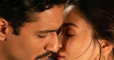 नई दिल्ली साल 2018 में सिनेमाघरों में तहलका मचाने वाली सुपरहिट फिल्म एक बार फिर ओटीटी पर जबरदस्त ट्रेंड कर रही है. देशप्रेम और जासूसी की इस रूह कंपा देने वाली कहानी ने न केवल बॉक्स ऑफिस पर करोड़ों की कमाई की थी, बल्कि अलग-अलग मंचों पर करीब 50 से ज्यादा अवॉर्ड्स अपने नाम किए थे. हम जिस फिल्म की बात कर रहे हैं उसका नाम है राजी.